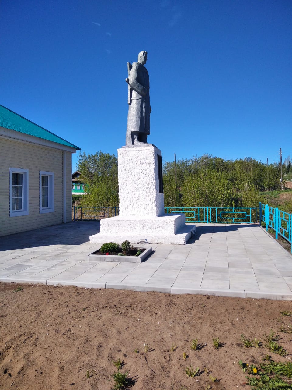 отремонтирован памятник погибшим воинам в Великой Отечественной Войне 1941-1945 гг. в с.Старый Бурец.